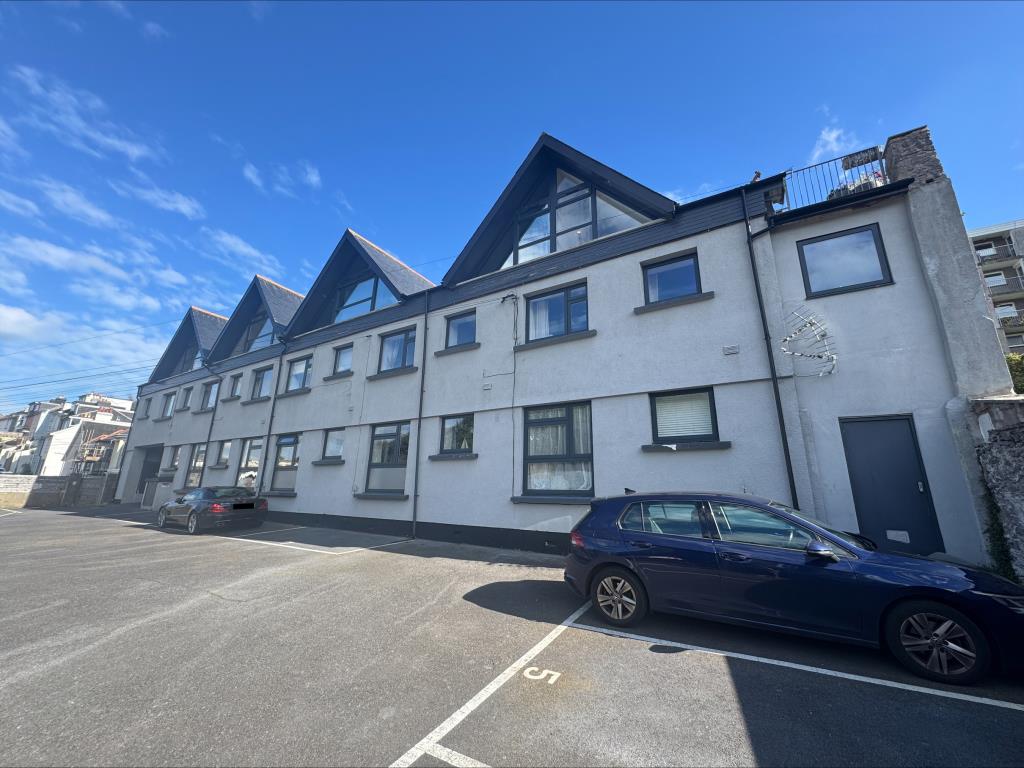 Lot: 89 - FLAT FOR INVESTMENT OR OCCUPATION - External view